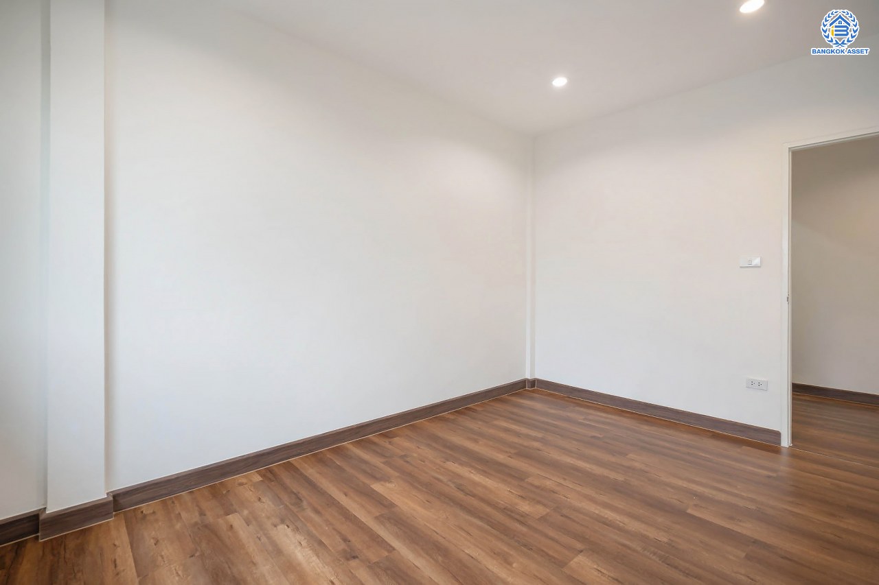 บ้านมือสองตกแต่งใหม่ โครงการ ช.รุ่งเรือง4 กรุงเทพฯ-นนทบุรี พร้อมอยู่ เนื้อที่ 18 ตร.ว. ฟังก์ชัน 2 ห้องนอน 2 ห้องน้ำ จอดรถได้ 1 คัน บนสุดยอดทำเล! เชื่อมถนนพิบูลย์สงคราม, วงศ์สว่าง, นครอินทร์ และติวานนท์ ใกล้จุดขึ้นทางด่วนศรีรัช-วงแหวนรอบนอก และรถไฟฟ้า "สถานีแยกติวานนท์"...